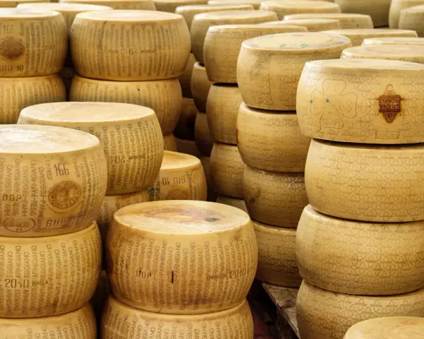 Grana Padano vs Parmigiano Reggiano: Kluczowe różnice i zastosowania