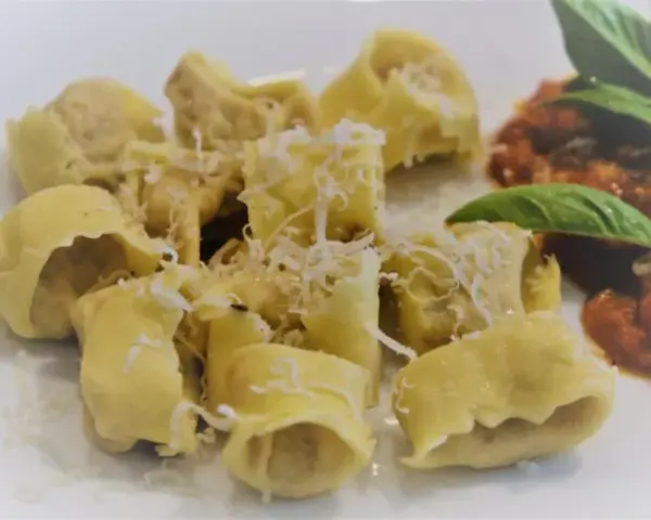 Tortellini: Co to jest? Historia, nadzienia i przepisy | Nikola Majewska