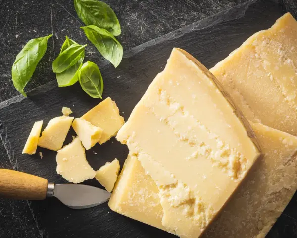 Parmezan: 10+ pomysłów na smak umami i wszechstronne zastosowania
