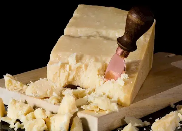 Ile waży parmezan? Waga w łyżce, szklance i gramach