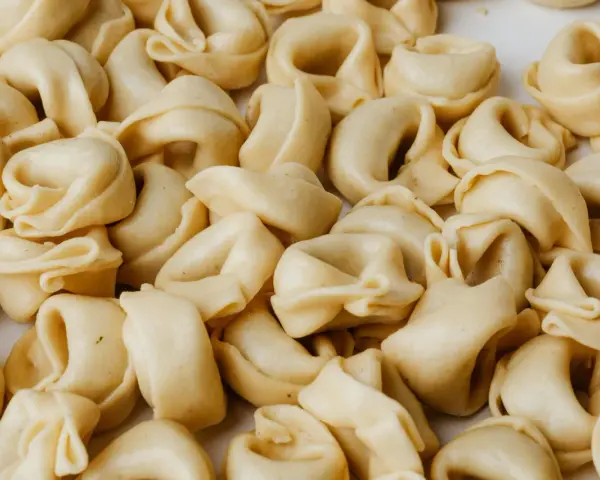 Tortellini z grzybami: Najlepsze sosy i dodatki - sprawdź!