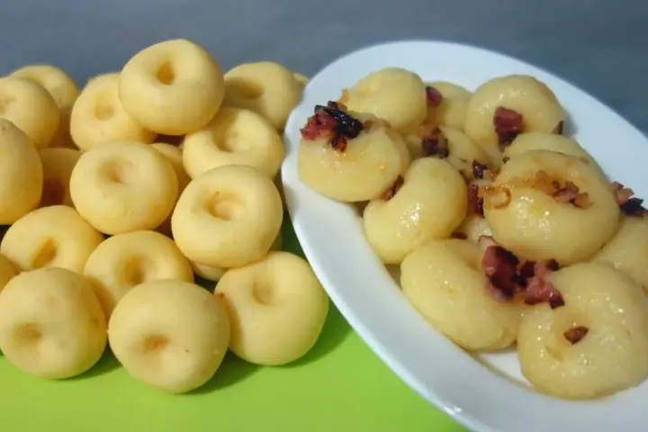 Idealne kluski śląskie z dziurką: Przepis krok po kroku