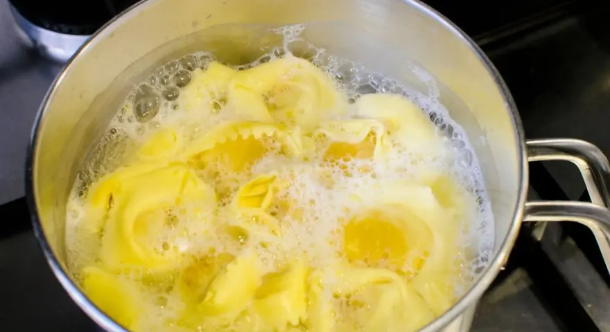 Ile gotować makaron? Sekret idealnego "al dente" krok po kroku