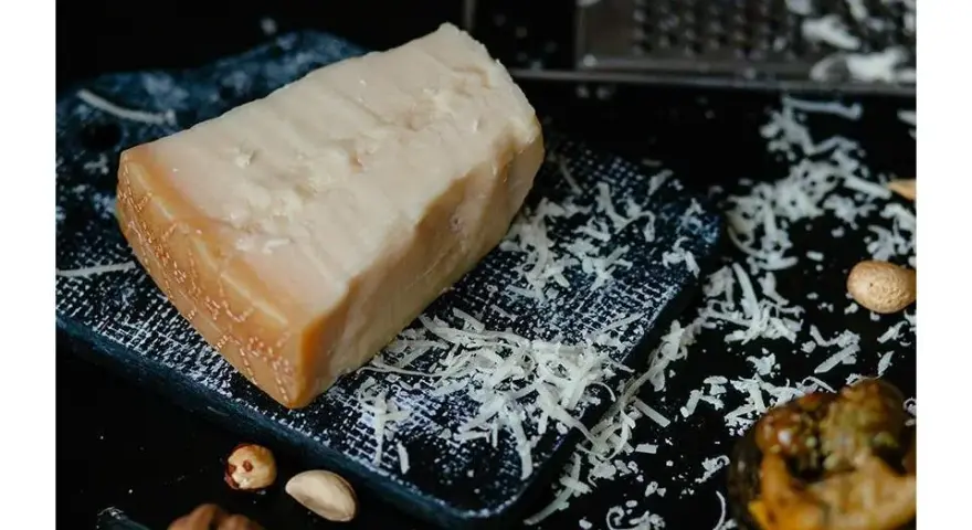 Jak długo dojrzewa parmezan? Przewodnik po wiekach i smakach