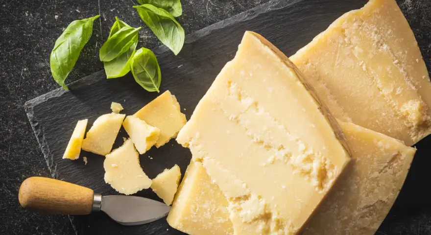 Parmezan: 10+ pomysłów na smak umami i wszechstronne zastosowania