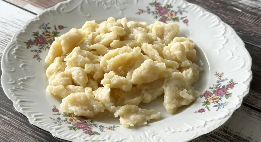 Kluski kładzione: Puszysty przepis krok po kroku (gotowe w 15 min!)
