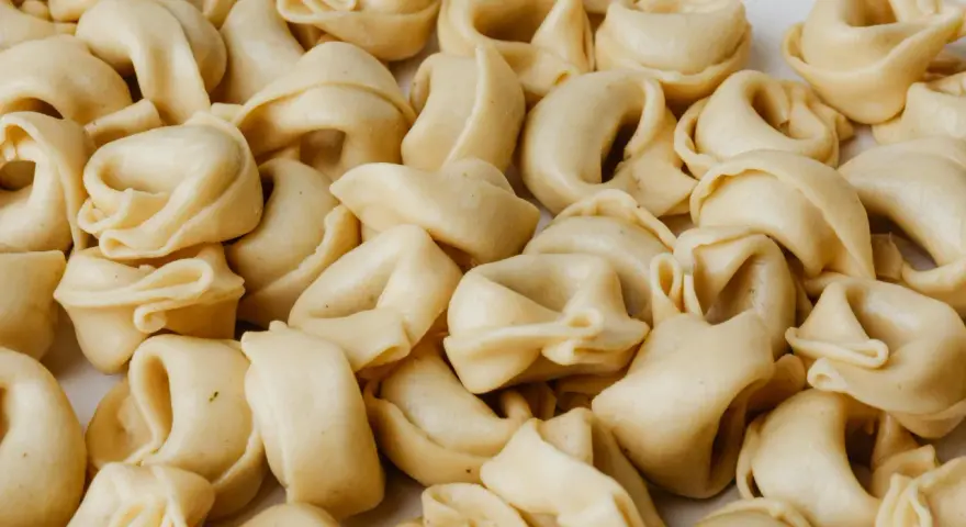 Tortellini z grzybami: Najlepsze sosy i dodatki - sprawdź!