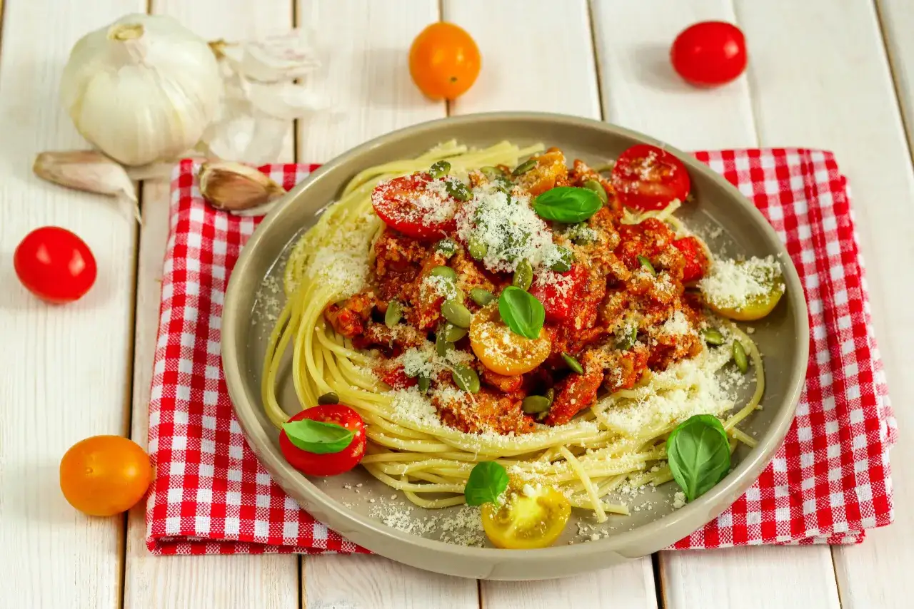 spaghetti z mielonym podanie i dodatki