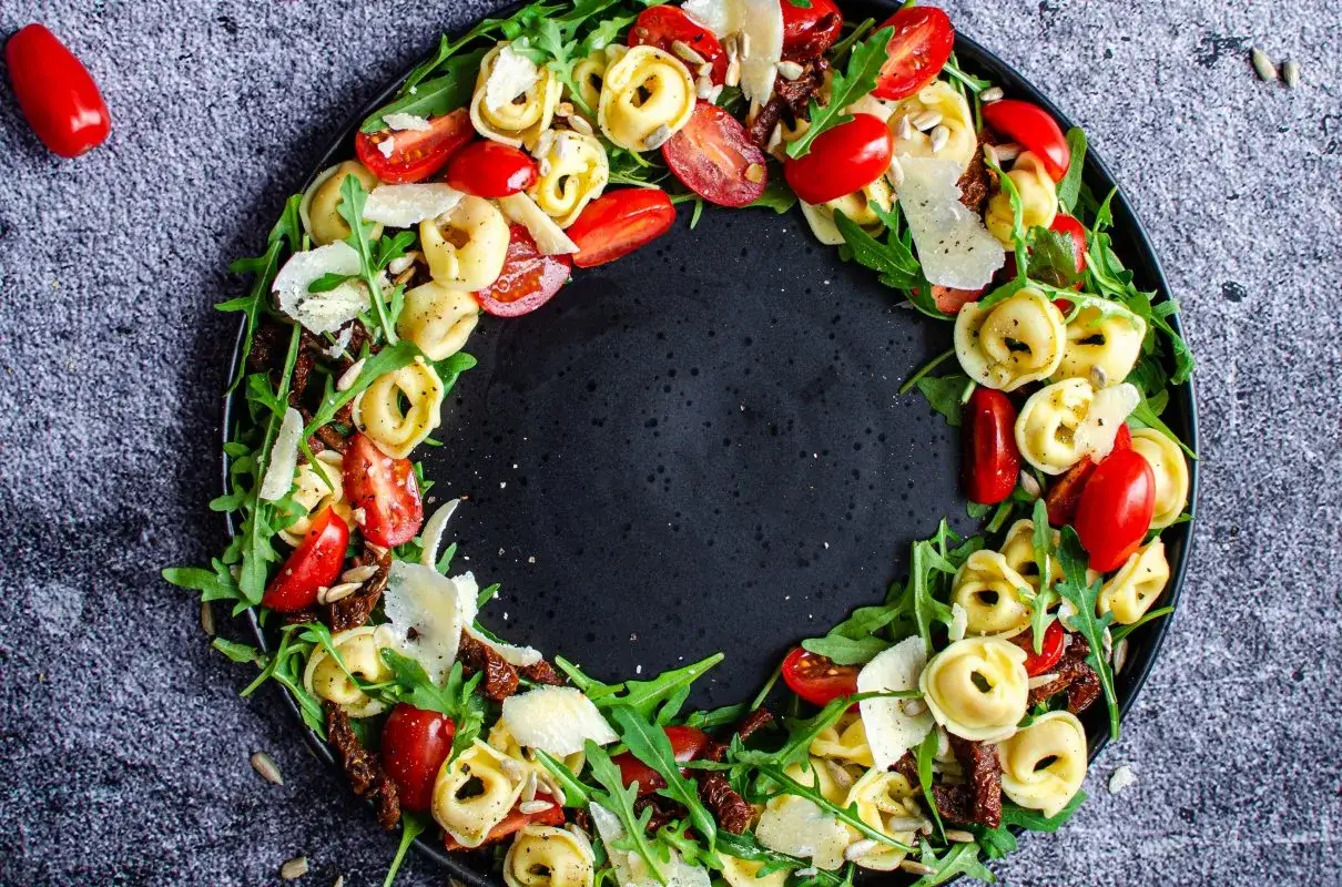 Tortellini z grzybami z różnymi sosami i dodatkami