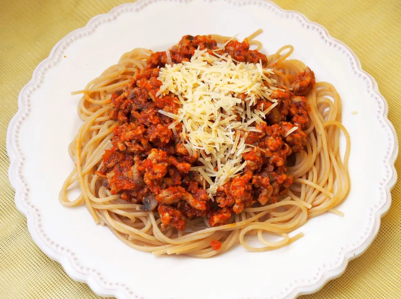 spaghetti bolognese z pieczarkami jak podawać