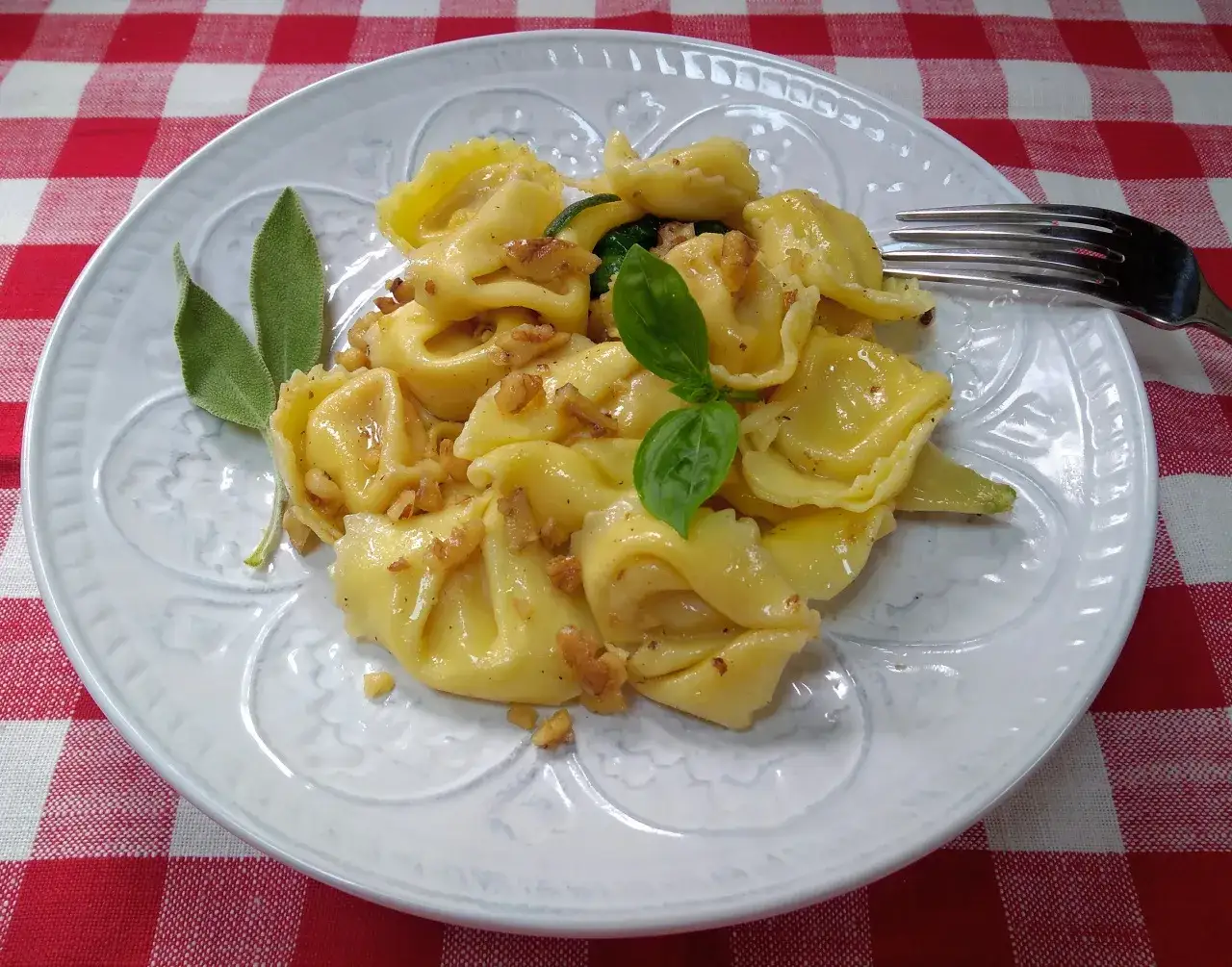 tortellini na patelni z masłem i szałwią