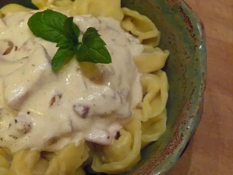 tortellini w kremowym sosie z szynką i pieczarkami