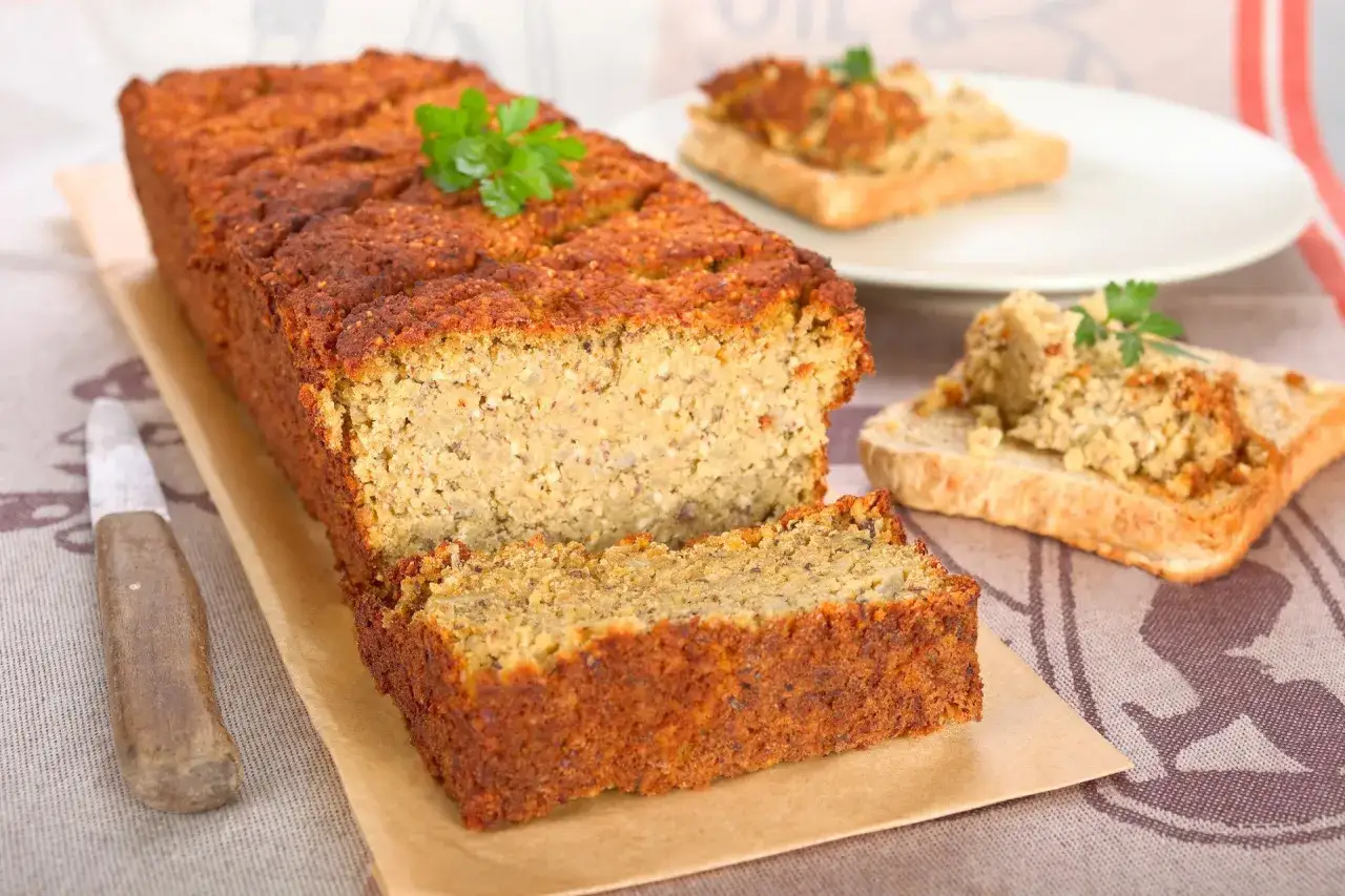Soczysta pieczeń wieprzowa na wielkanocnym stole