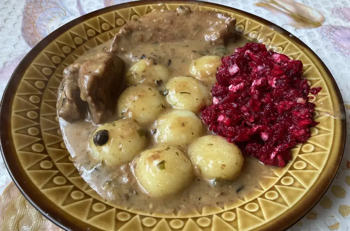 Kluski śląskie z sosem i mięsem