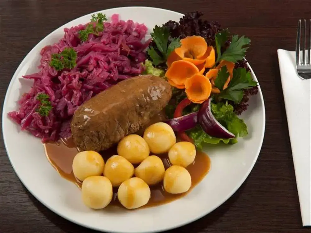 tradycyjne kluski śląskie z roladą i modrą kapustą