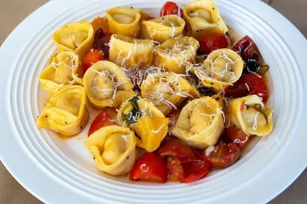 różne rodzaje tortellini na talerzu