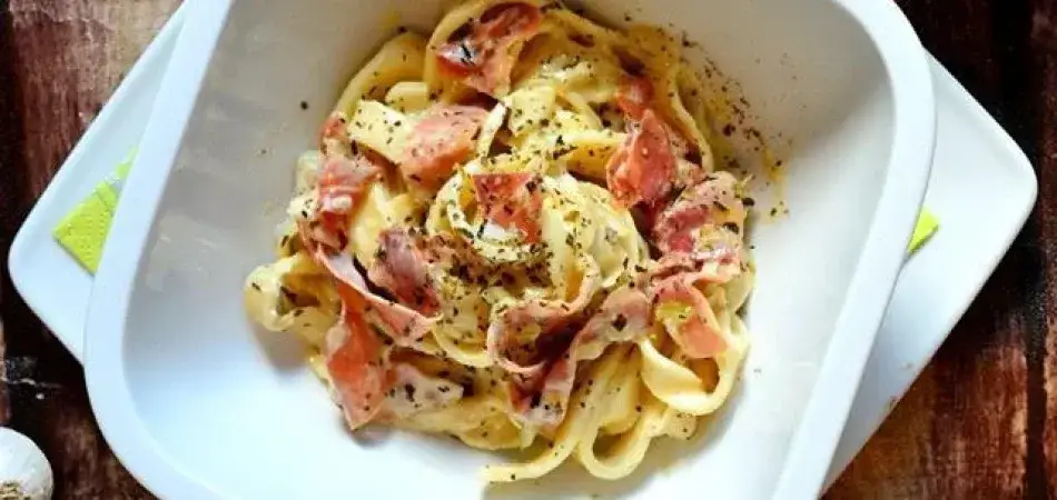 Składniki na spaghetti z szynką parmeńską