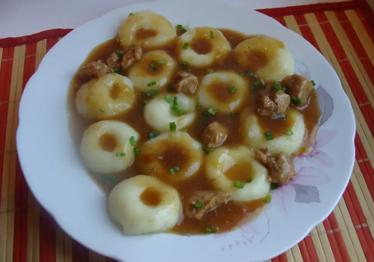 kluski śląskie z sosem tradycyjnym