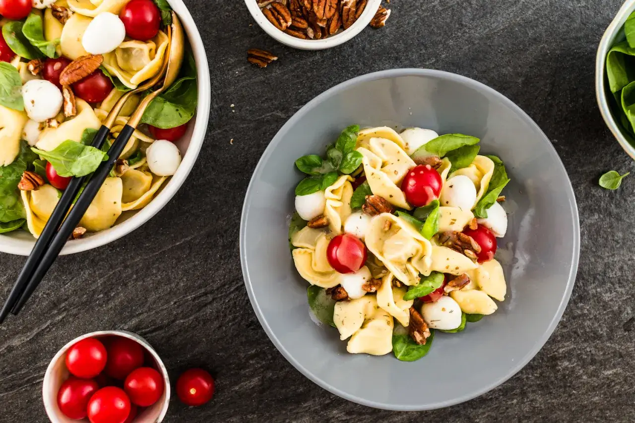 Tortellini z pomidorami i mozzarellą z dodatkami