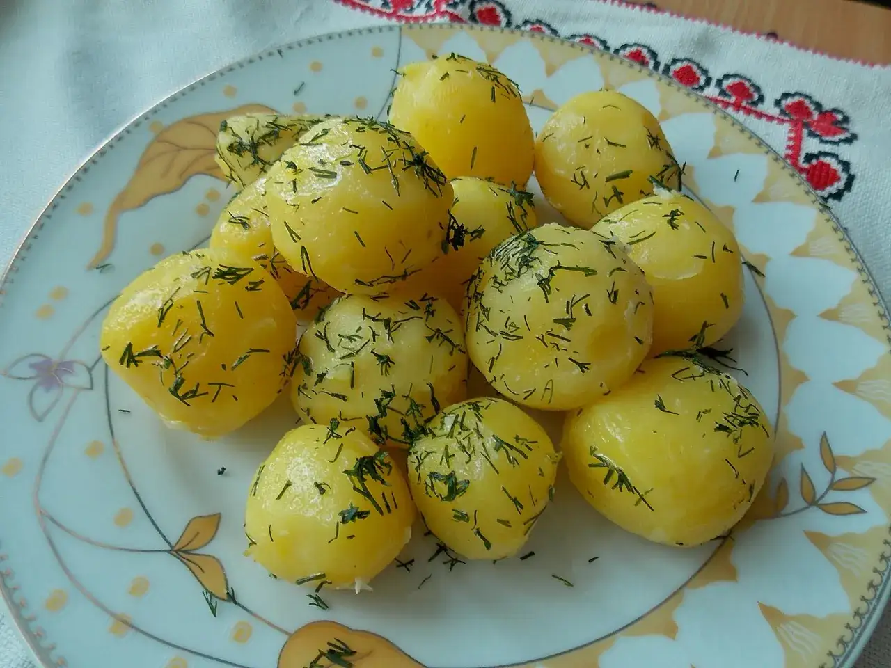 różne ziemniaki na talerzu obok miarki