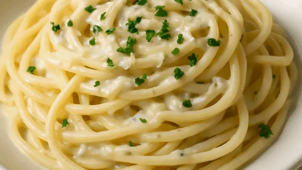 różne warianty spaghetti z sosem serowym