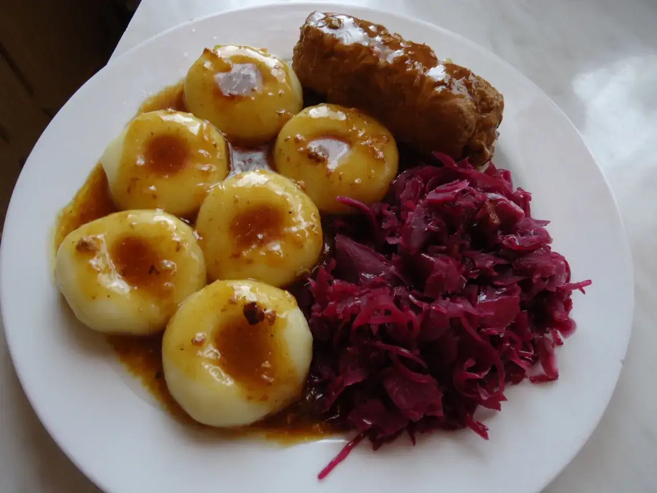 tradycyjny obiad śląski z kluskami roladą i kapustą