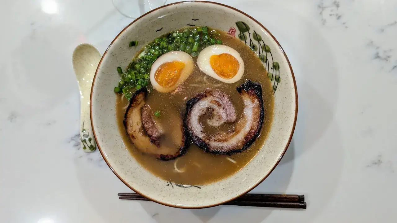 różne dodatki do ramenu, chashu i ajitama