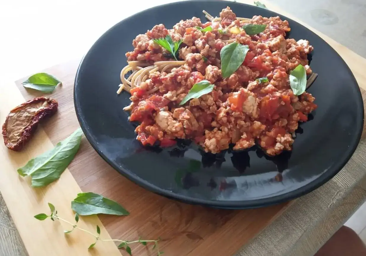 Spaghetti bolognese z indyka na talerzu