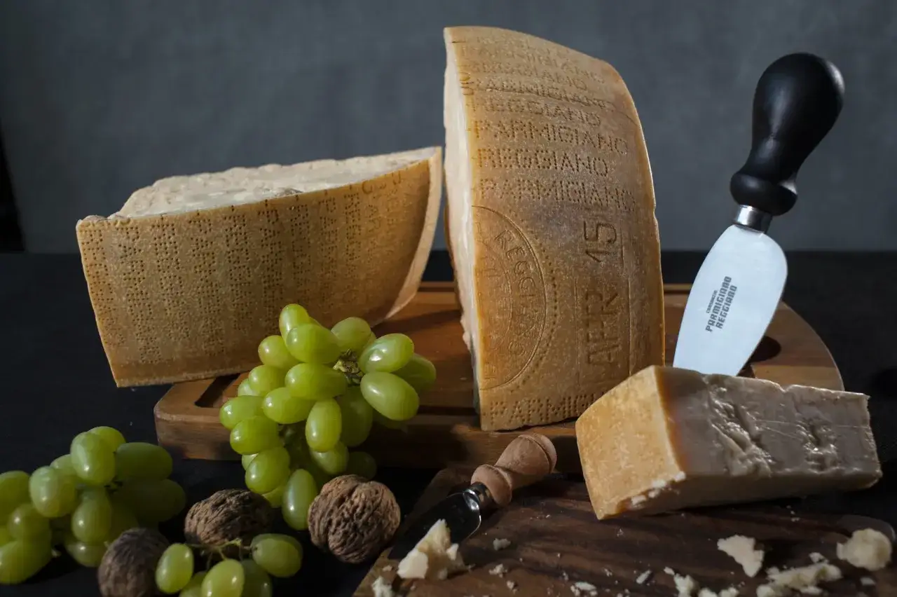 Parmigiano Reggiano vs Grana Padano porównanie wizualne