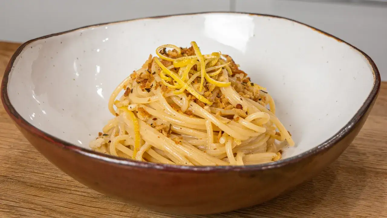 Spaghetti al limone z kieliszkiem wina