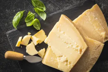 Parmezan: 10+ pomysłów na smak umami i wszechstronne zastosowania